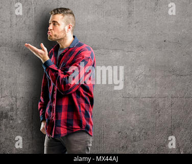 Jungen gutaussehenden Mann Liebe auszudrücken, Schläge Kuss auf Kamera, flirten Stockfoto