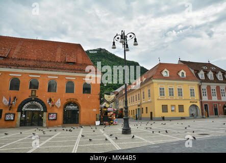 BRASOV, Rumänien - Mai, 2018. Brasov Rat Square, erstaunliche Touristen Attraktion in Brasov, Rumänien. Stockfoto