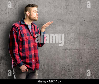 Jungen gutaussehenden Mann Liebe auszudrücken, Schläge Kuss auf Kamera, flirten Stockfoto