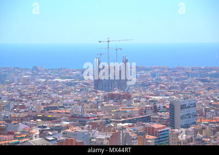 Vista de la Ciudad de Barcelona resaltando La Basílica de la Sagrada Familia desde lo Alto del Parque Gueil Stockfoto