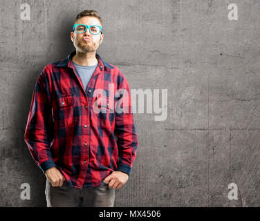 Jungen gutaussehenden Mann Liebe auszudrücken, Schläge Kuss auf Kamera, flirten Stockfoto