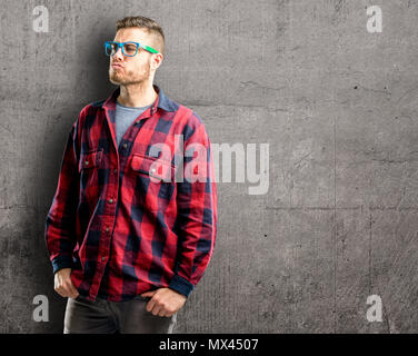 Jungen gutaussehenden Mann Liebe auszudrücken, Schläge Kuss auf Kamera, flirten Stockfoto