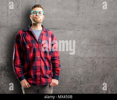 Jungen gutaussehenden Mann Liebe auszudrücken, Schläge Kuss auf Kamera, flirten Stockfoto