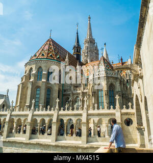 Fischerhochburg, eine Terrasse auf der Budaer Seite von Budapest, mit der Römisch-katholischen Matthias Kirche hinter, Budapest, Ungarn. Stockfoto