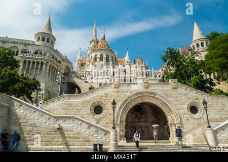 Fischerhochburg, eine Terrasse auf der Budaer Seite von Budapest, mit der Römisch-katholischen Matthias Kirche hinter, Budapest, Ungarn. Stockfoto