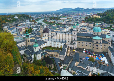 Salzburg, Österreich - Oktober 21, 2017: Blick von der Festung Hohensalzburg am Kapitelplatz, St Peter's Abbey, Franziskanerkirche und Salzburger Dom Stockfoto