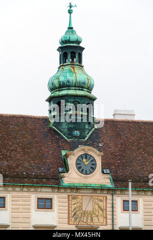 Astronomische Uhr, die auf der Fassade der Amalienburg (16. c.) der Hofburg, Wien, Österreich Stockfoto