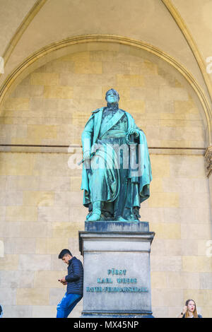 München, Deutschland - 20. Oktober 2017: Karl Philipp von Wrede Statue (1844) von Ludwig Schwanthaler im Feld Marshals" Halle auf dem Odeonsplatz Stockfoto