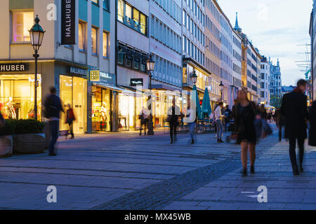 München, Deutschland - 20. Oktober 2017: Am Abend des Lebens von der Fußgängerzone im Zentrum der Altstadt in der Nähe von Marienplatz Stockfoto