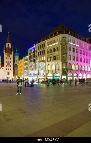 München, Deutschland - 20. Oktober 2017: St. Peter's Kirche gotischen Dom bei Nacht, Symbol der Stadt Stockfoto