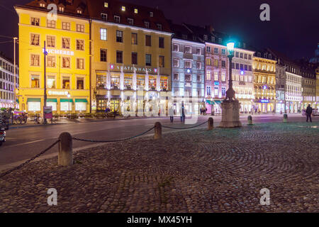 München, Deutschland - 20. Oktober 2017: Spatenhaus und andere alte Häuser am Max-Joseph-Platz bei Nacht Stockfoto