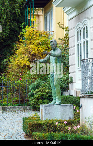 Salzburg, Österreich - Oktober 21, 2017: Herbert von Karajan Statue vor seinem Haus Stockfoto