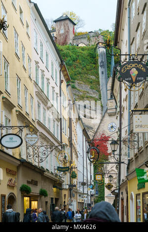 Salzburg, Österreich - Oktober 21, 2017: Katholische Kirche St. Blasius am Ende der Getreidegasse Stockfoto