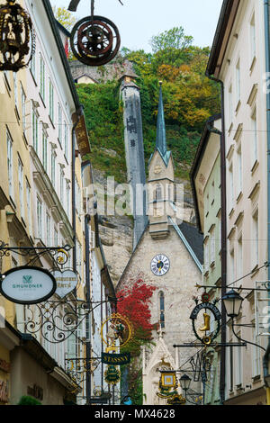 Salzburg, Österreich - Oktober 21, 2017: Katholische Kirche St. Blasius am Ende der Getreidegasse Stockfoto