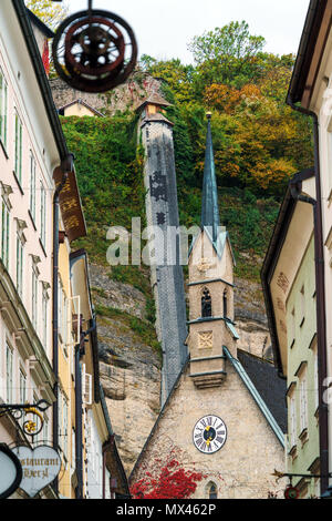 Salzburg, Österreich - Oktober 21, 2017: Katholische Kirche St. Blasius am Ende der Getreidegasse Stockfoto