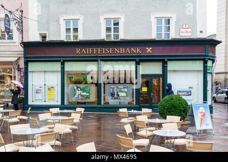 Salzburg, Österreich - Oktober 21, 2017: Vintage Schild der Filiale der Raiffeisenbank in der Altstadt Stockfoto