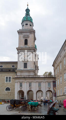 Salzburg, Österreich - Oktober 21, 2017: Der Parkplatz für Pferd - Kutschen vor dem Salzburger Dom gezeichnet Stockfoto