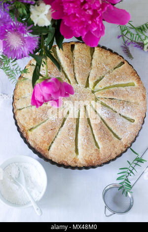 Eine große hausgemachte Kuchen mit Rhabarber Streifen in Zinn. Im rustikalen Stil. Stockfoto