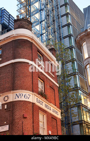 Die East India Arms Pub in Fenchurch Street in der City von London mit der Lloyds Schiffsregister Gebäude im Hintergrund. Stockfoto