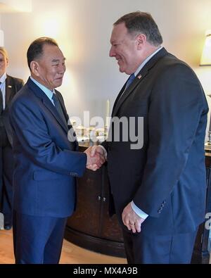 Us-Staatssekretär Mike Pompeo, rechts, begrüßt die Nordkoreanische offizielle Kim Yong Chol, links, vor dem Abendessen treffen zum 31. Mai 2018 in New York City. Gen. Kim, Kim Jong-un die rechte Hand und ist die höchste offizielle Nordkoreanische Besuch in den Vereinigten Staaten seit 18 Jahren. Stockfoto