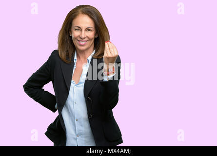 Mittleres Alter business Frau wütend Gestik, die typisch italienische Geste mit der Hand, die Kamera schaut Stockfoto