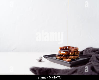 Quinoa Stapel Pfannkuchen mit Ahornsirup. Gesundes Frühstück Stockfoto