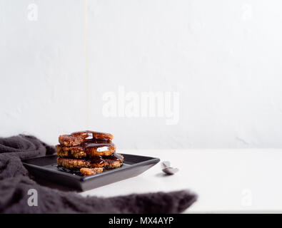 Quinoa Stapel Pfannkuchen mit Ahornsirup. Gesundes Frühstück Stockfoto