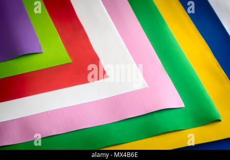 Bunte Blätter Papier für die Verpackung und die verschiedenen Produkte: Schmuck, Blumen, Spielzeug. Stockfoto