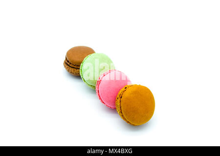 Macarons auf weißem Hintergrund, süße bunte Macarons in der Zeile Stockfoto