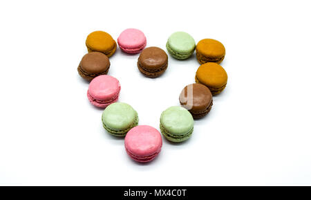 Macarons Herzform auf weißem Hintergrund Stockfoto
