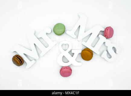 Herr und Frau Schild mit Macarons auf weißem Hintergrund eingerichtet Stockfoto