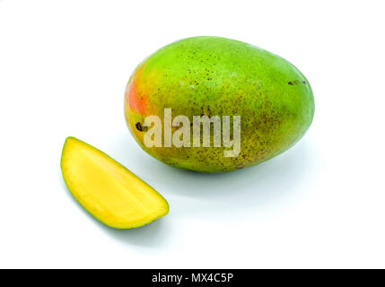 Mango auf weißem Hintergrund, mango Slices, Mangofrucht, abgehackte Slice, grüne Mango Stockfoto