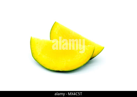Mango Slices, abgehackte Mangofrucht auf weißem Hintergrund Stockfoto