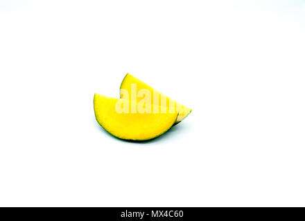 Mango Slices, abgehackte Mangofrucht auf weißem Hintergrund Stockfoto