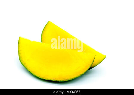 Mango Slices, abgehackte Mangofrucht auf weißem Hintergrund Stockfoto