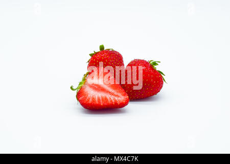 Scheiben von Erdbeere auf weißem Hintergrund Stockfoto