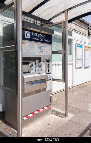 South West Trains Automaten am Bahnsteig Stockfoto