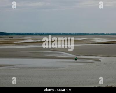 Paar in der Bucht bei Ebbe, mit dem Meer Bed suchen wie Sand Dünen, und eine Wüste - wie Aussehen, Le Crotoy, Frankreich Stockfoto