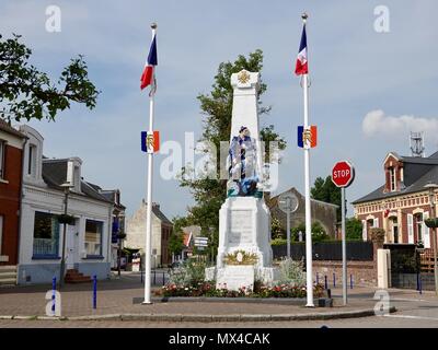 Kriegerdenkmal im Zentrum der Stadt. Le Crotoy, Frankreich Stockfoto