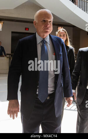 Senator John Mccain (R-AZ) kommt zu einer aller Senatoren Briefing auf die Untersuchung der Beziehungen des Präsidenten Trumpf zu Russland durch den Stellvertretenden Generalstaatsanwalt Rod Rosenstein am U.S. Capitol. Stockfoto