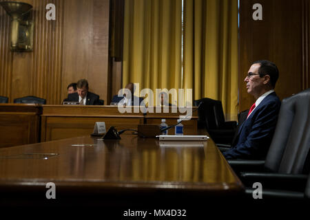 Finanzminister Steven Mnuchin zeugt von der Finanzausschuss während einer Anhörung über die im Haushaltsjahr 2018 auf dem Capitol Hill. Stockfoto