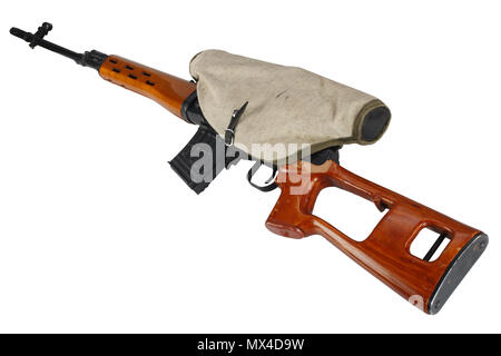 SVD Scharfschützengewehr auf weißem Hintergrund Stockfoto