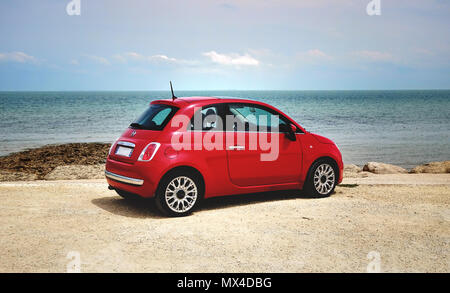 Ein roter Fiat 500, in der Nähe des Meeres geparkt Stockfoto