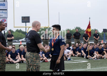 Recruiting Station Fort Worth kommandierenden Offizier, Maj. Robert F., beglückwünscht die Zukunft Marine, die genannt wurde, die körperlich fit poolee während Recruiting Station Fort lohnt sich Jährliche Pool Funktion an Bord Brauer High School, April 29. Die Veranstaltung umfasste eine anfängliche Stärke Test, Feld Wettbewerb und Spaß mit einigen bohren Ausbilder Treffen. (Marine Corps Sgt. Danielle Rodrigues/Freigegeben) Stockfoto