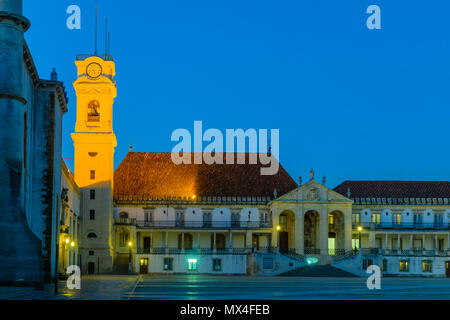 COIMBRA, PORTUGAL - Dezember 22, 2017: Abendlicher Blick der alten Universität Innenhof in Coimbra, Portugal Stockfoto