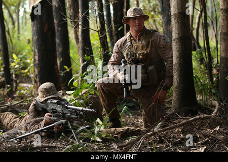 AUSTRALIAN ARMY BASE ROBERTSON KASERNEN, Darwin-US-Marines mit 3Rd Battalion, 4th Marine Regiment, 1st Marine Division, Marine Drehkraft Darwin, bieten 360 Grad Sicherheit während einer Patrouille, 4. Mai 2017. Ausbildung in Australien gibt der Infanterie Marines eine tolle Möglichkeit, um mehr über Verfahren Landschaften durch wie viel schwieriger ist es, die wichtigsten Punkte im Gelände zu erkennen zu lernen. Stockfoto