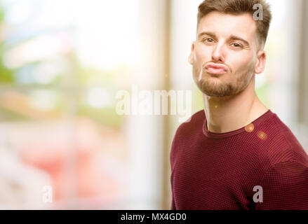 Hübscher junger Mann Liebe auszudrücken, Schläge Kuss auf Kamera, flirten Stockfoto