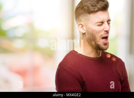 Hübscher junger Mann weinen gedrückt voll Trauer Ausdruck traurig Emotion Stockfoto