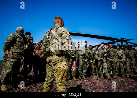 Us-Marines und montenegrinische Soldaten werden kurz vor dem Reiten in der U.S. Army UH-60 Blackhawk Hubschrauber während der Übung Platinum Eagle 17,2 am Babadag, Rumänien, 30. April 2017. Marines mit BSRF und Marine Drehkraft Europa 17.1 hielt eine Klasse mit montenegrinischen Soldaten auf Unfallversicherung Evakuierungen per Hubschrauber als Teil der militärischen Ausbildung während Platin Eagle. Die transatlantischen strategischen Beziehungen zwischen den USA und Europa hat sich in den vergangenen sieben Jahrzehnten geschmiedet worden und ist auf einem Fundament von gemeinsamen Werten, Erfahrungen und Visionen. Stockfoto