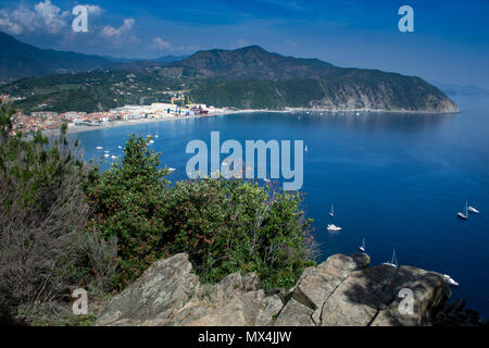 SESTRI LEVANTE, Genua, Italien - Blick auf Riva Trigoso und Vorgebirge von Punta Baffe von der Punta Manara, das Meer in den Einlass, Ligurien, Italien. Stockfoto